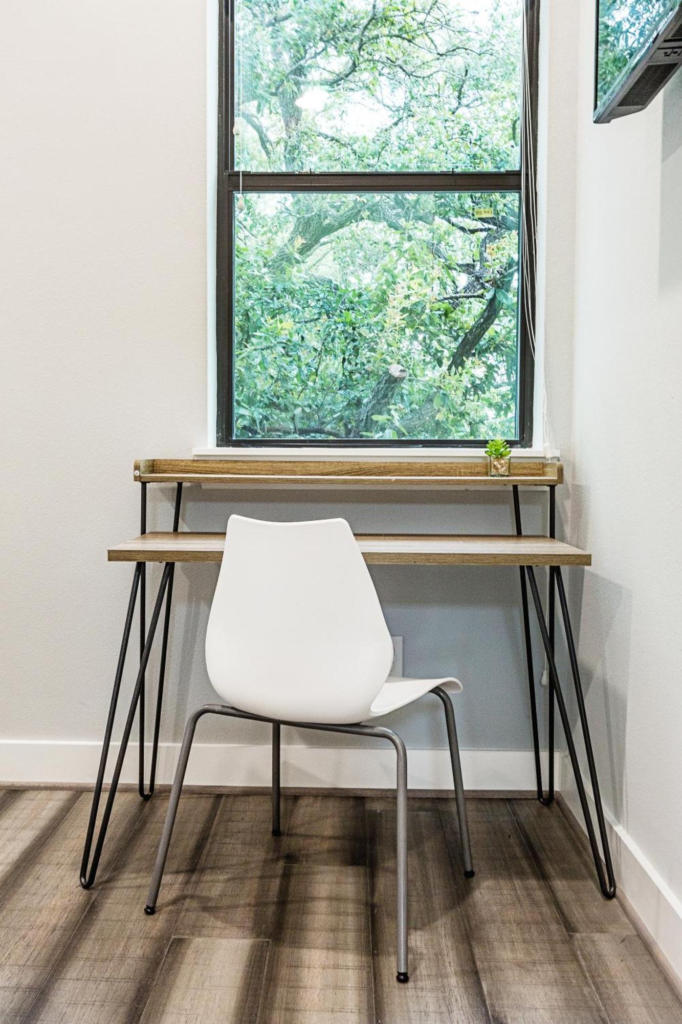Montrose Guesthouse Suites By Dunyha Houston Exterior photo