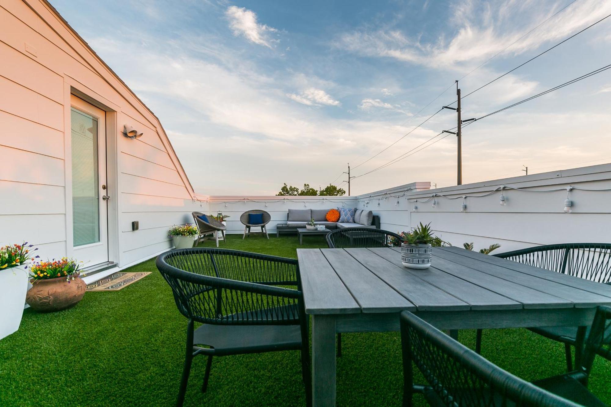 Montrose Guesthouse Suites By Dunyha Houston Exterior photo