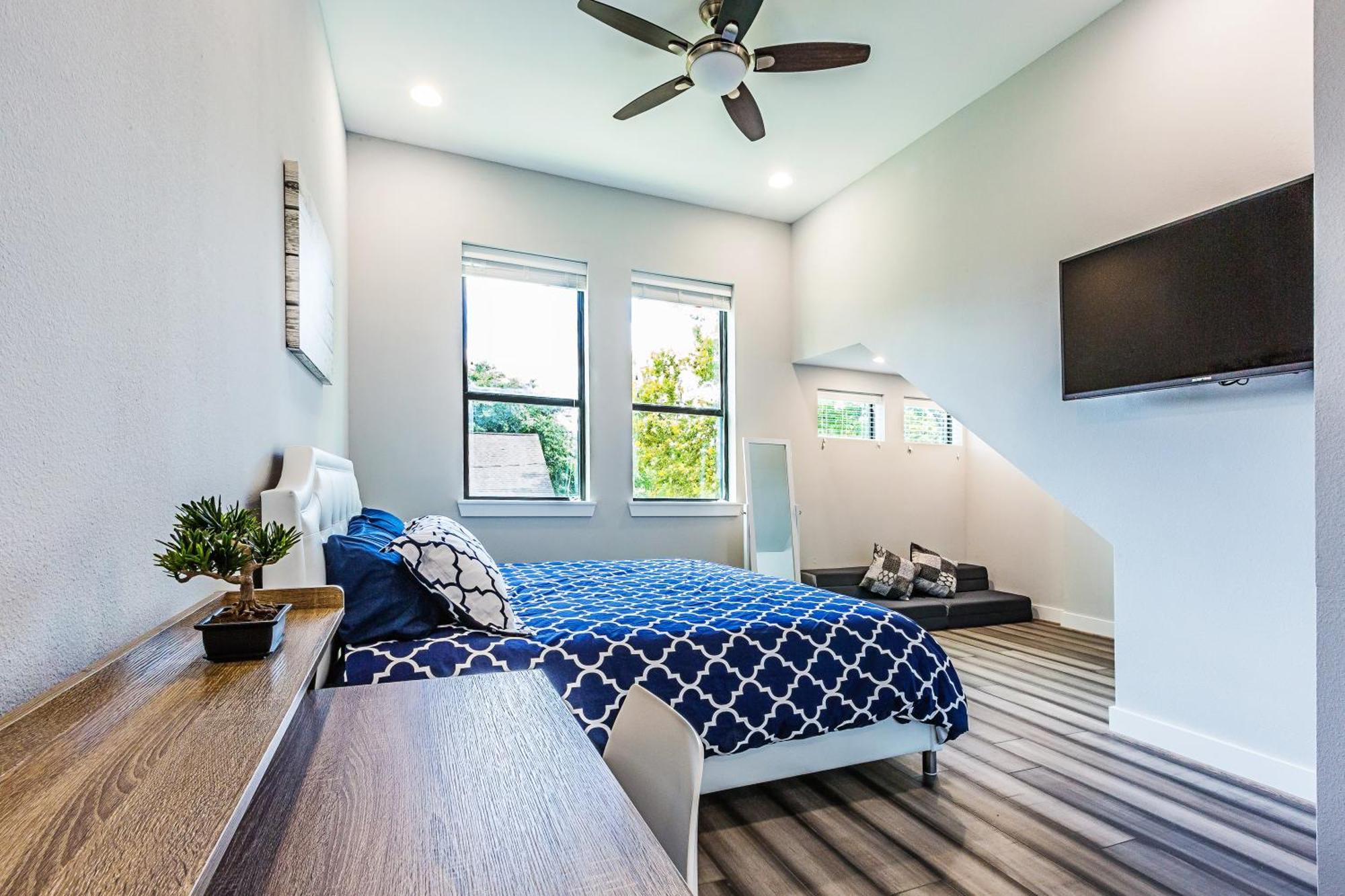 Montrose Guesthouse Suites By Dunyha Houston Exterior photo