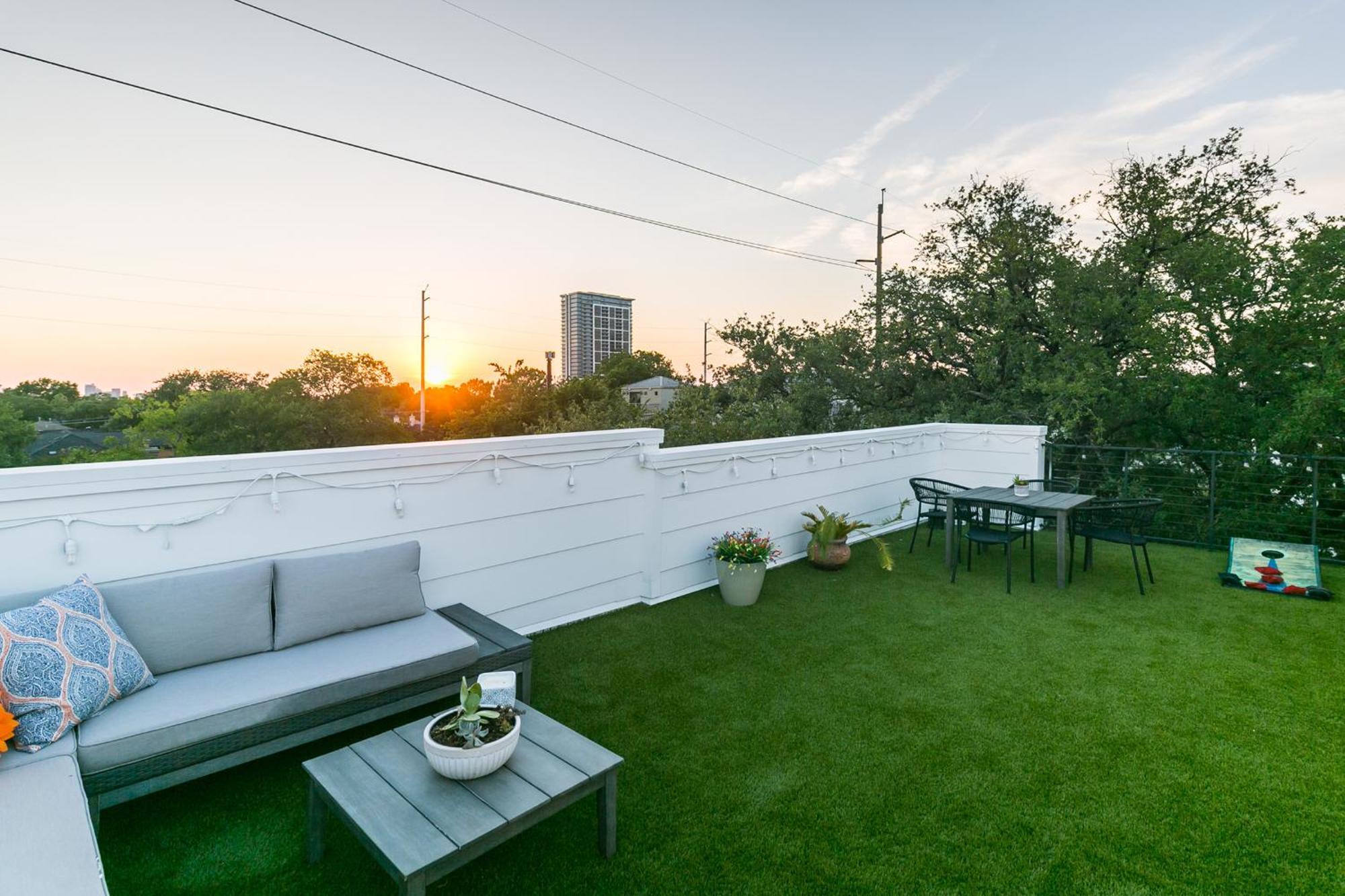 Montrose Guesthouse Suites By Dunyha Houston Exterior photo