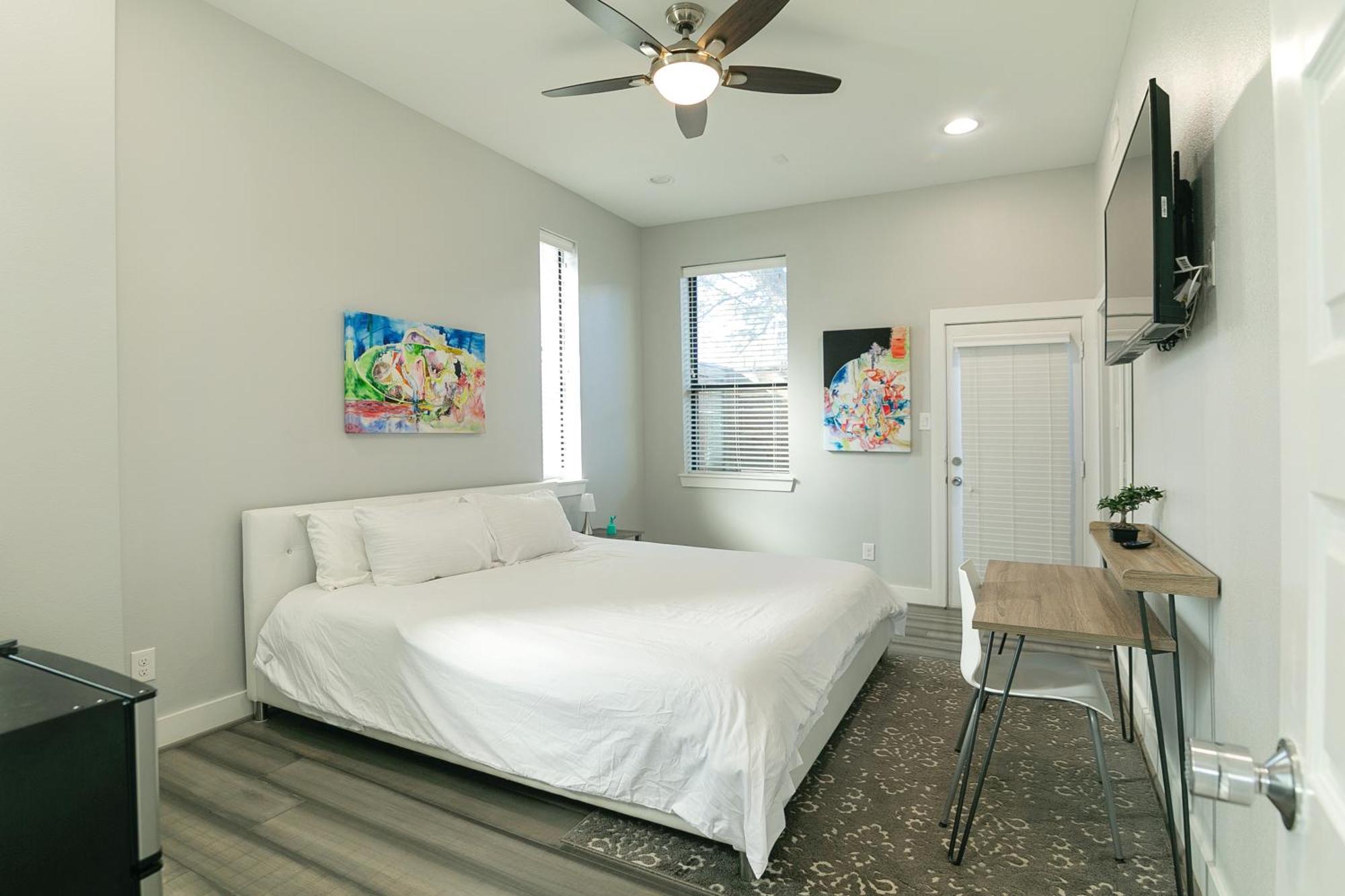 Montrose Guesthouse Suites By Dunyha Houston Exterior photo