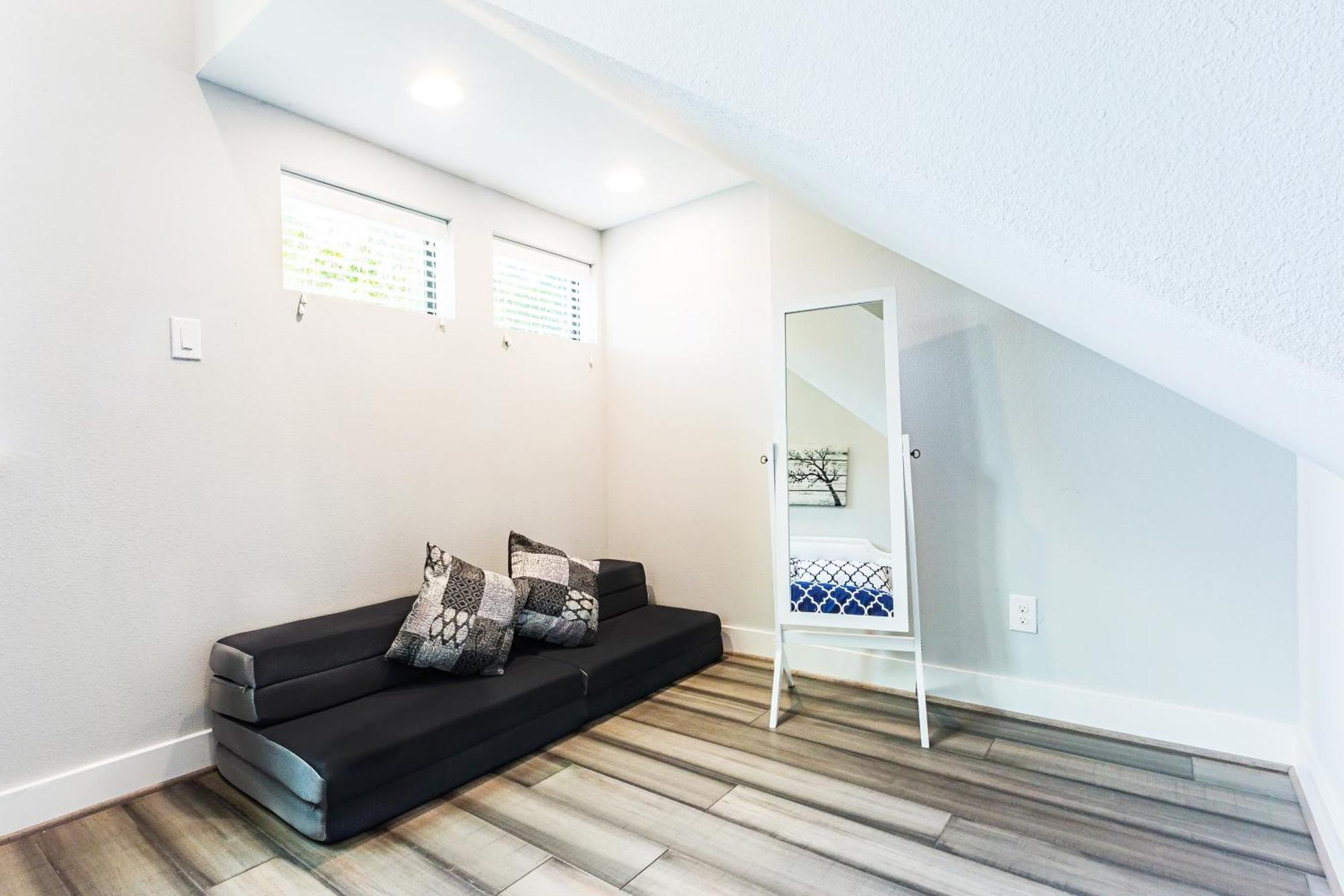 Montrose Guesthouse Suites By Dunyha Houston Exterior photo
