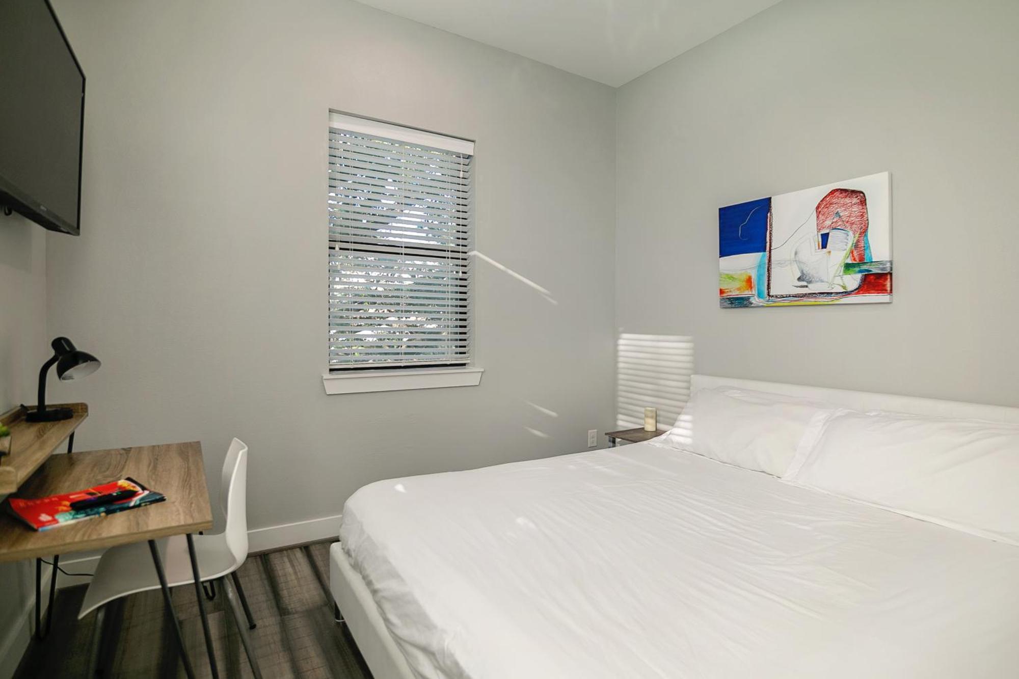 Montrose Guesthouse Suites By Dunyha Houston Exterior photo
