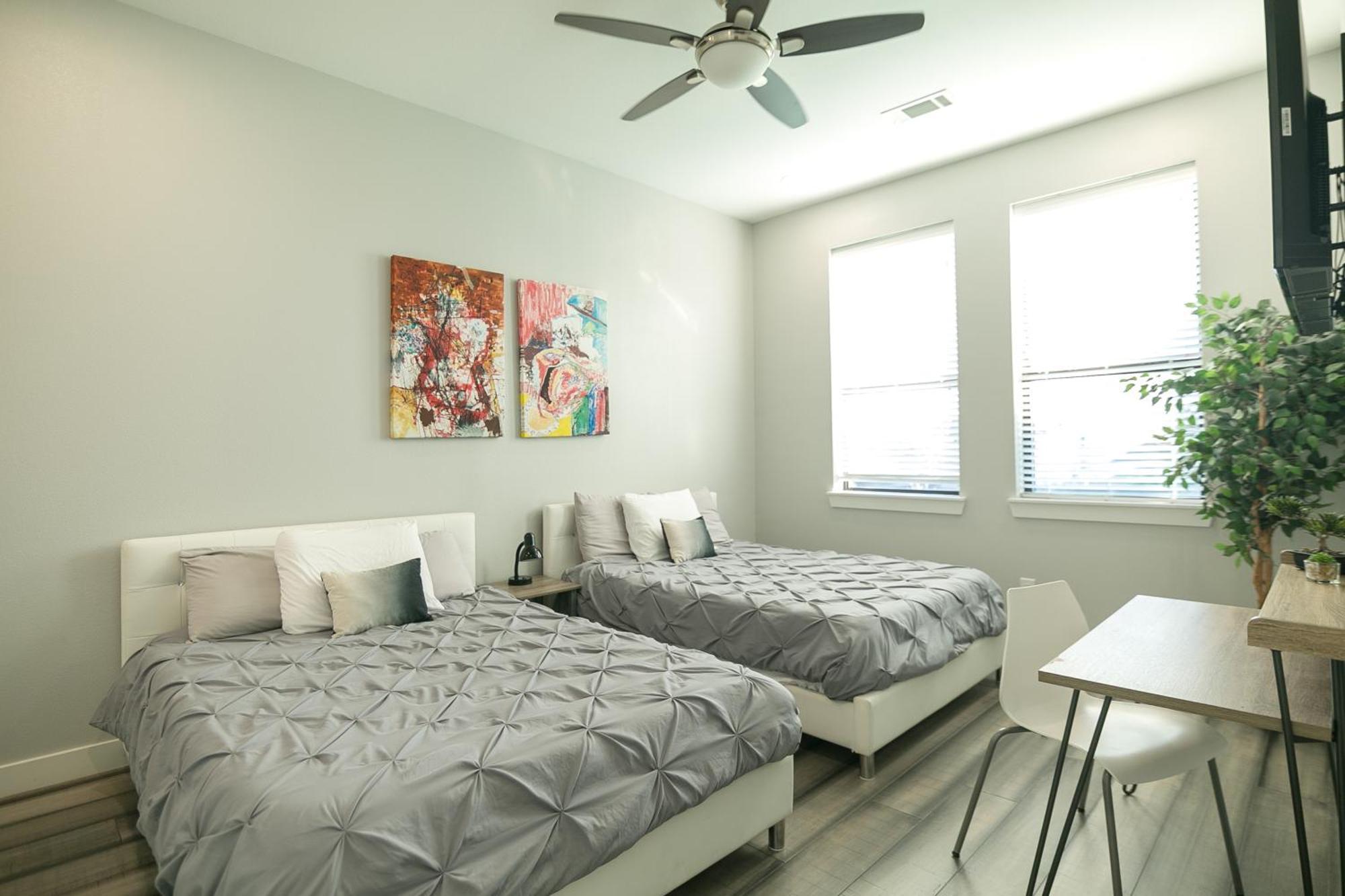 Montrose Guesthouse Suites By Dunyha Houston Exterior photo