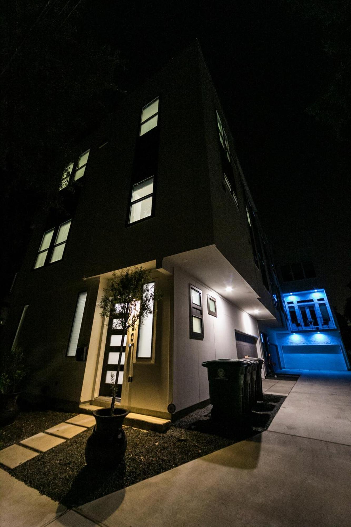 Montrose Guesthouse Suites By Dunyha Houston Exterior photo