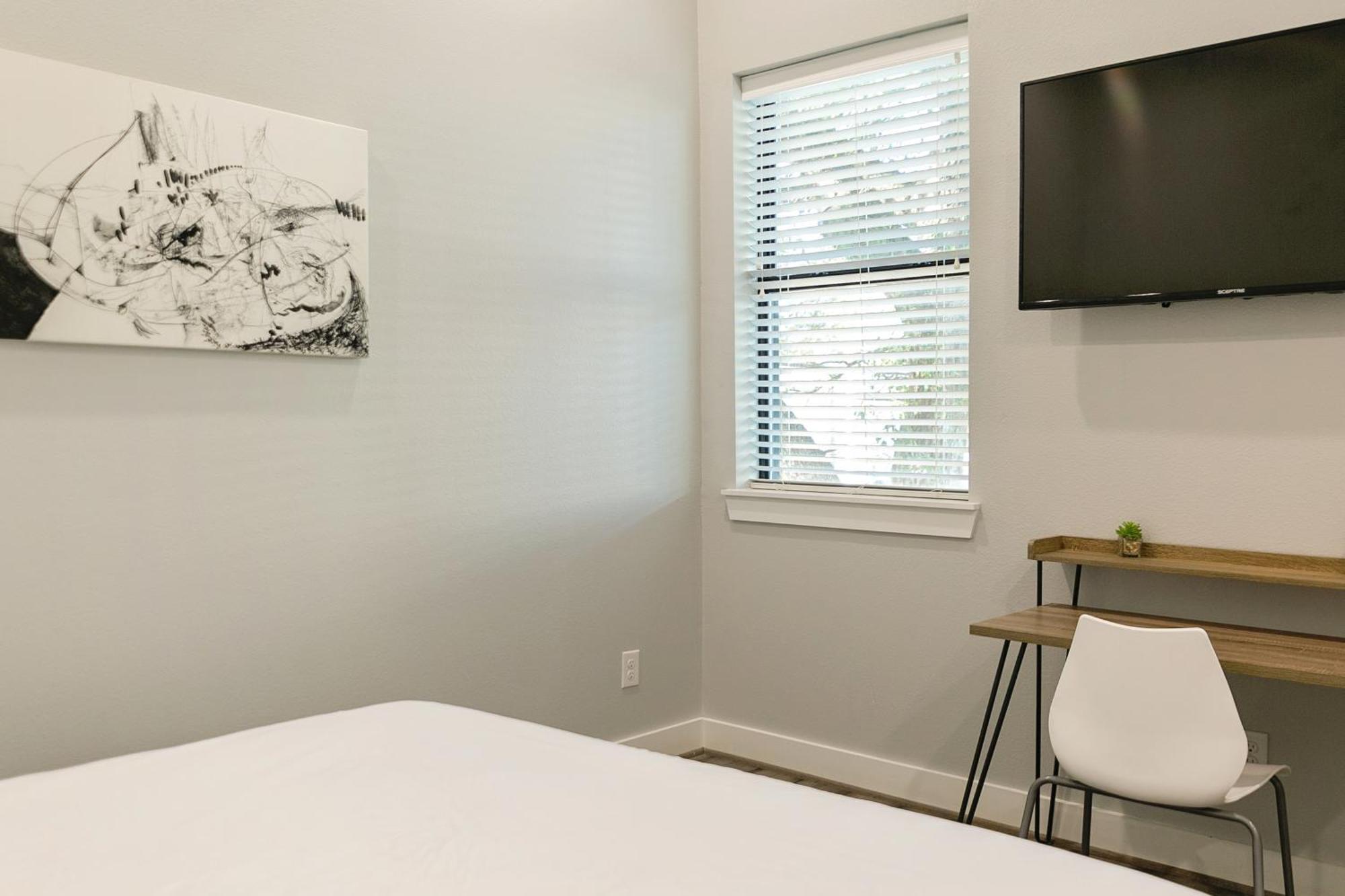 Montrose Guesthouse Suites By Dunyha Houston Exterior photo