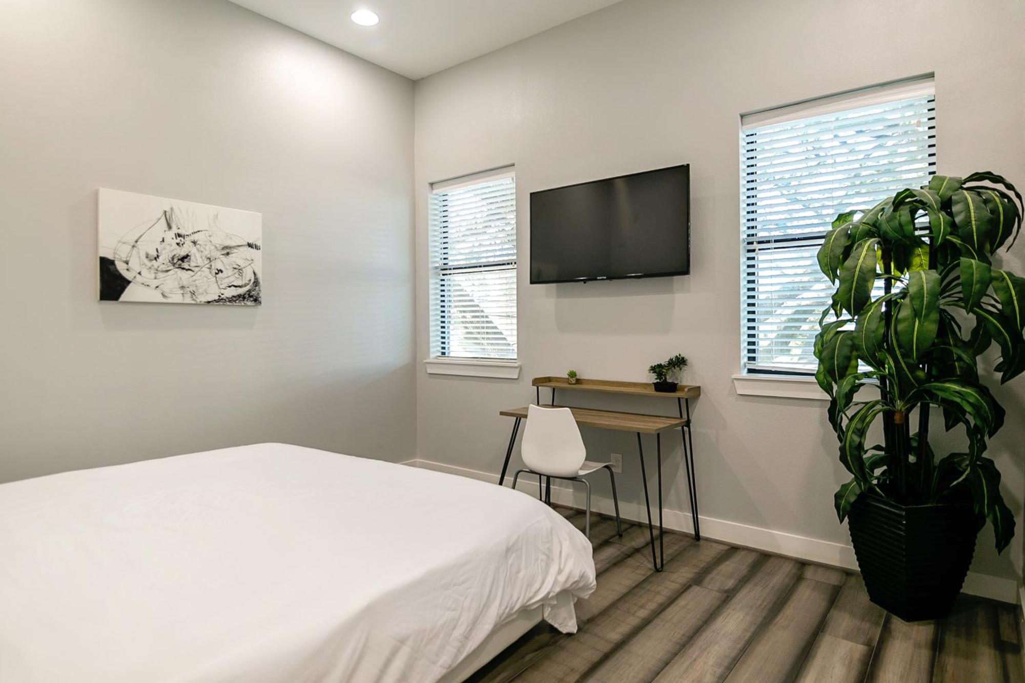 Montrose Guesthouse Suites By Dunyha Houston Exterior photo