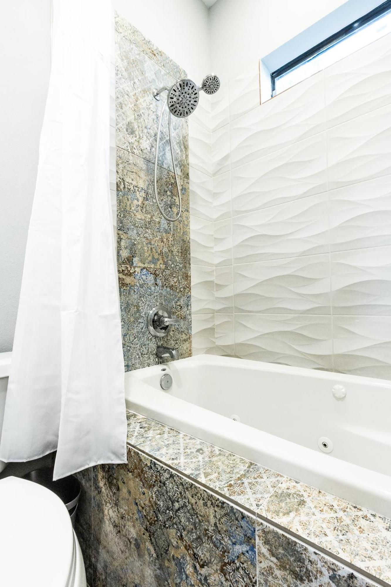Montrose Guesthouse Suites By Dunyha Houston Exterior photo