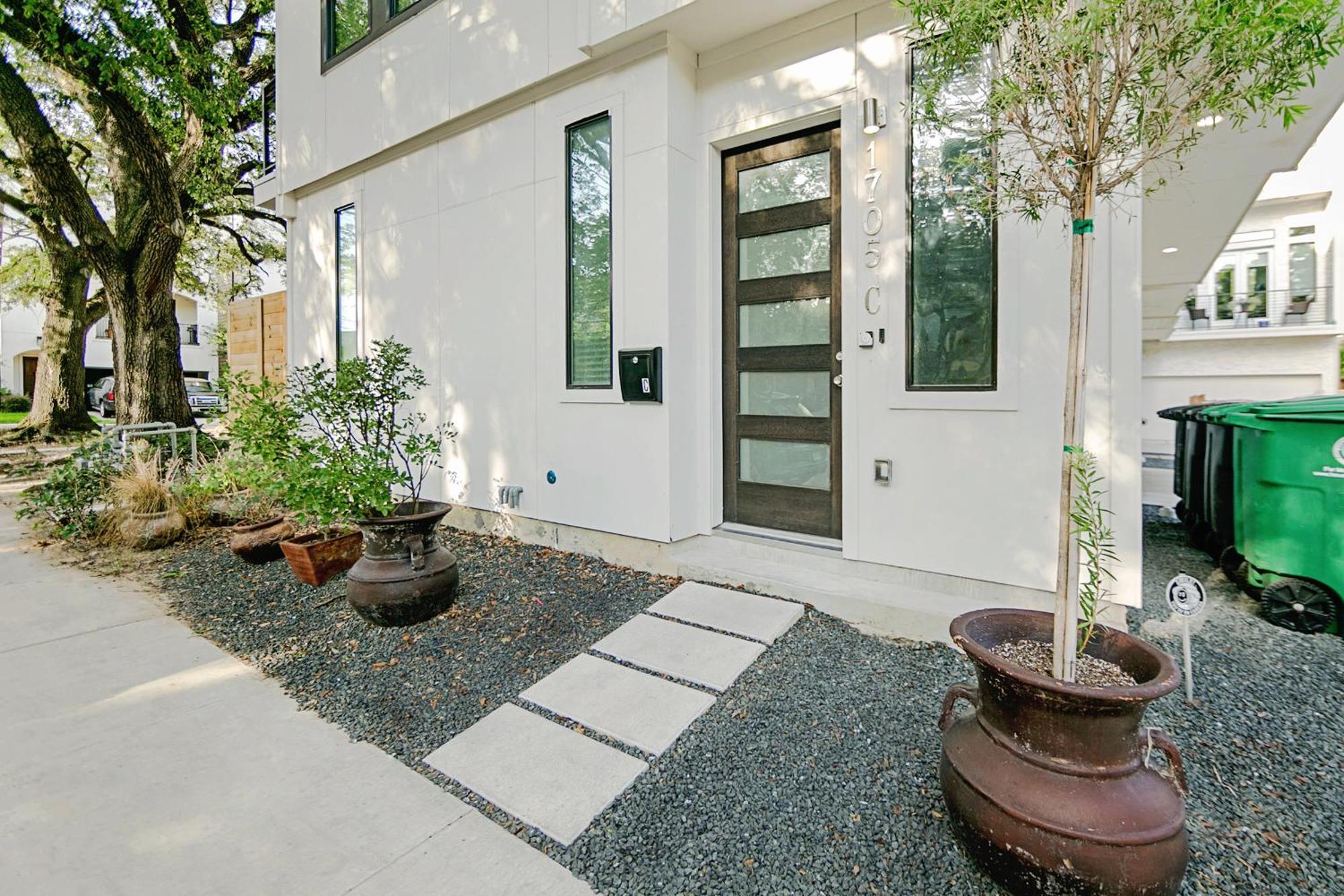 Montrose Guesthouse Suites By Dunyha Houston Exterior photo
