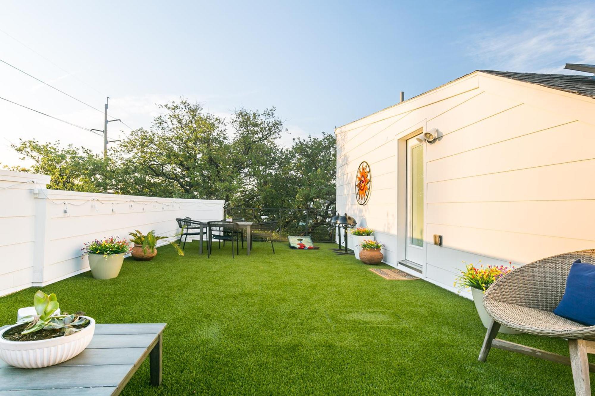 Montrose Guesthouse Suites By Dunyha Houston Exterior photo