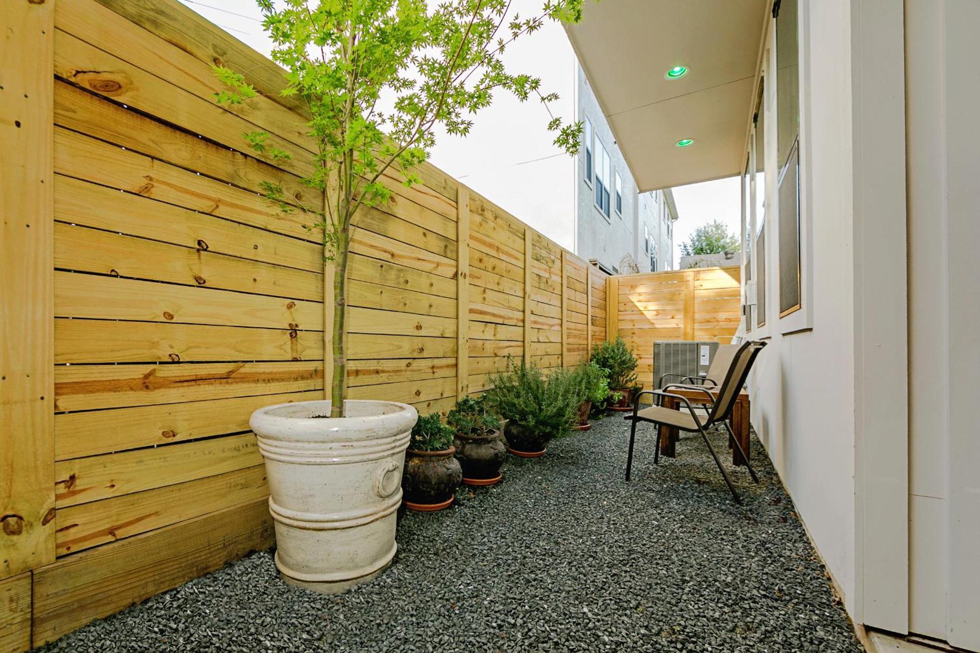 Montrose Guesthouse Suites By Dunyha Houston Exterior photo